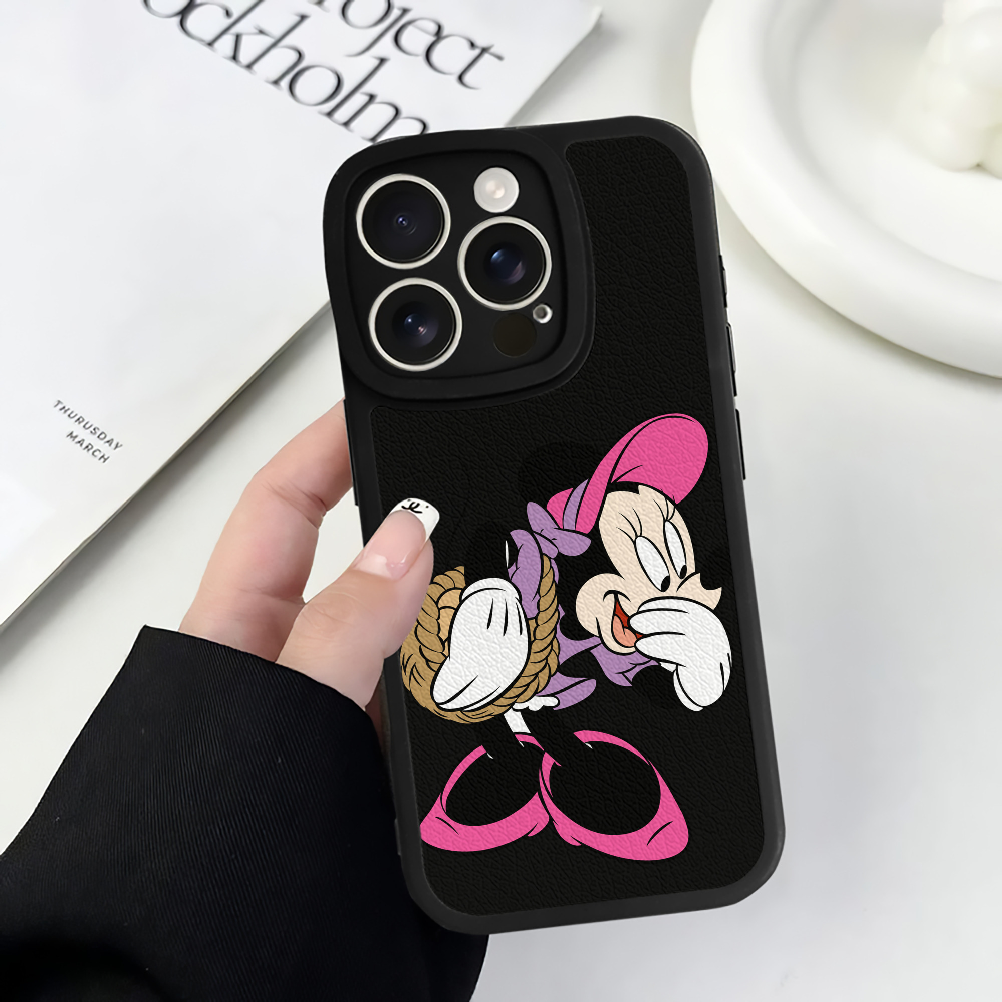 （画像用） ミッキーマウス Mickey Mouse 【iPhone 16シリーズ対応】シリコンスマホケース（レザー調） 材質：シリコン